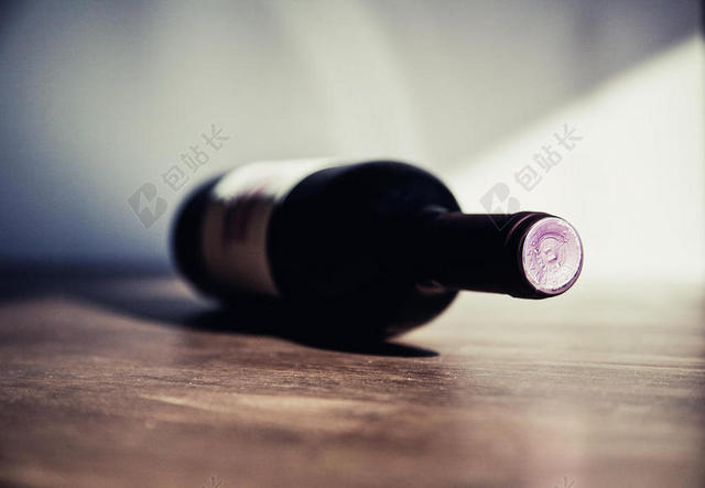 黑色餐饮细节桌子上的黑色酒瓶背景图片
