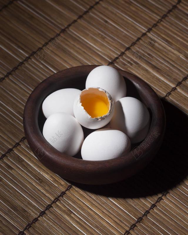 摄影简约破碎蛋壳的鸡蛋背景图片