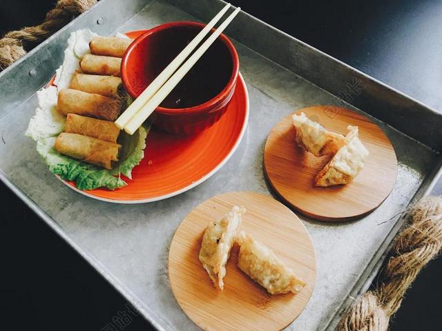 亚洲的 - 食物 - 筷子 - 盘 - 饺子 - 桌子