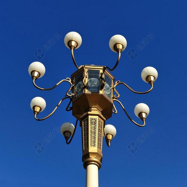 蓝色天空白色六个小灯泡背景图片