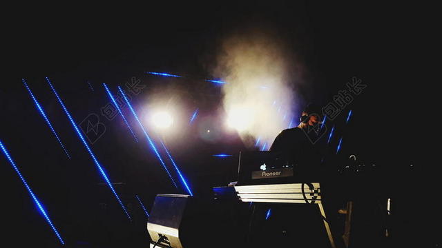 黑暗的 - 盘 - 赛马 - DJ - 灯