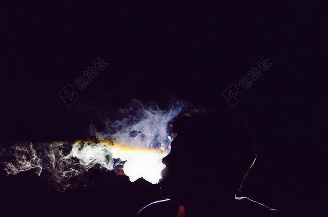 简约吸烟的男人背景图片