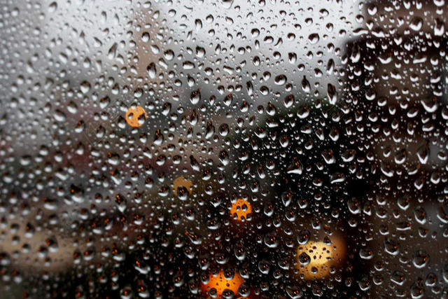 模糊玻璃的雨景背景图片
