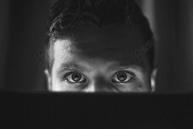 法官玩电脑的男子背景图片