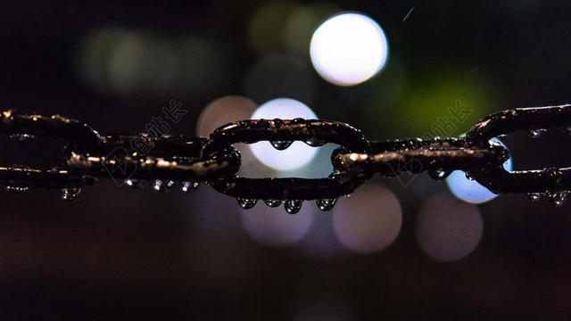 摄影自然雨后的铁链背景图片