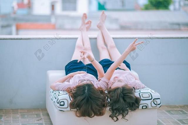 清新躺在床上的女子背景图片