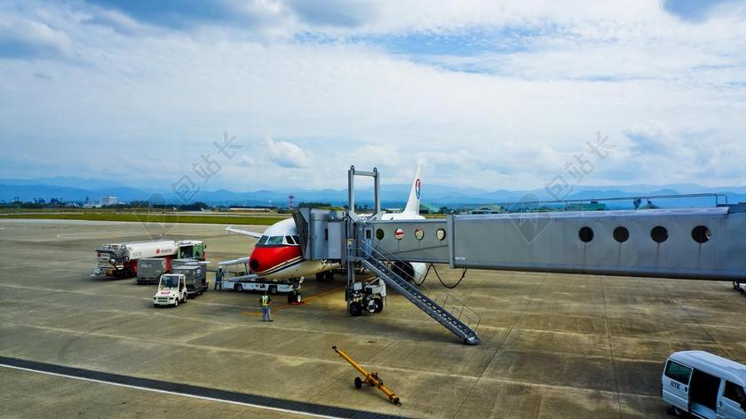 飞机飞行货运登机现代交通工具背景图片