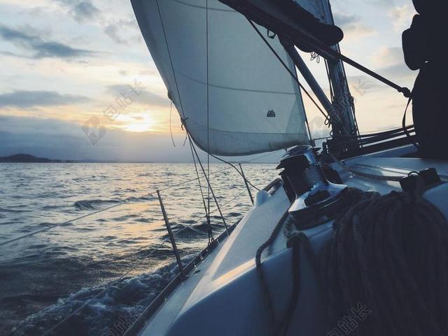 船甲板巡航海洋旅游大海背景图片
