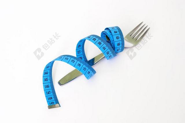 银蓝餐饮创意一只柔软皮尺绑着叉子创意摄影食物背景图片