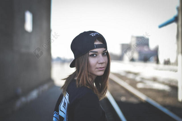 黑白啊人物性感回头的年轻女孩特写女孩街拍摄影 背景图片