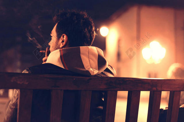广告唯美也惊喜啊倚在长凳的男子背景图片