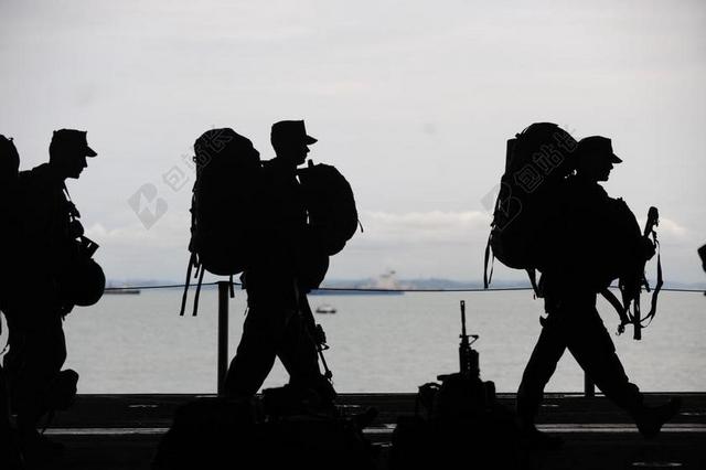 简约码头上的军队士兵背景图片