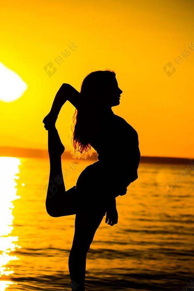 广告唯美夕阳下练习瑜伽的女子保健品