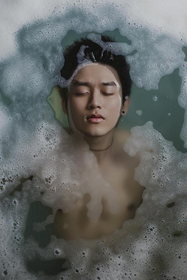 摄影唯美沐浴的男子背景图片
