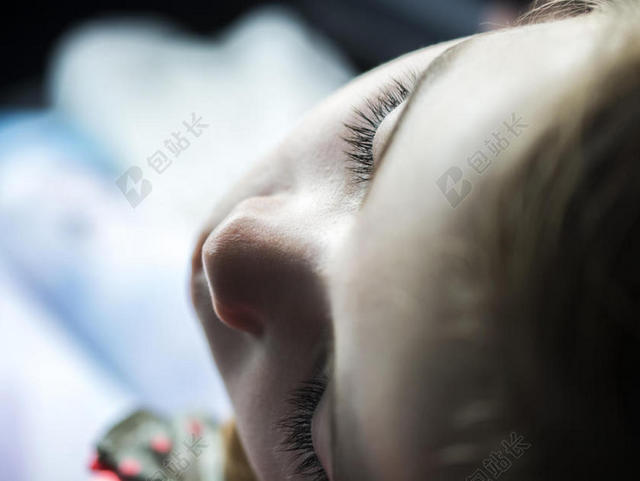 广告唯美闭眼睡觉的小孩背景图片