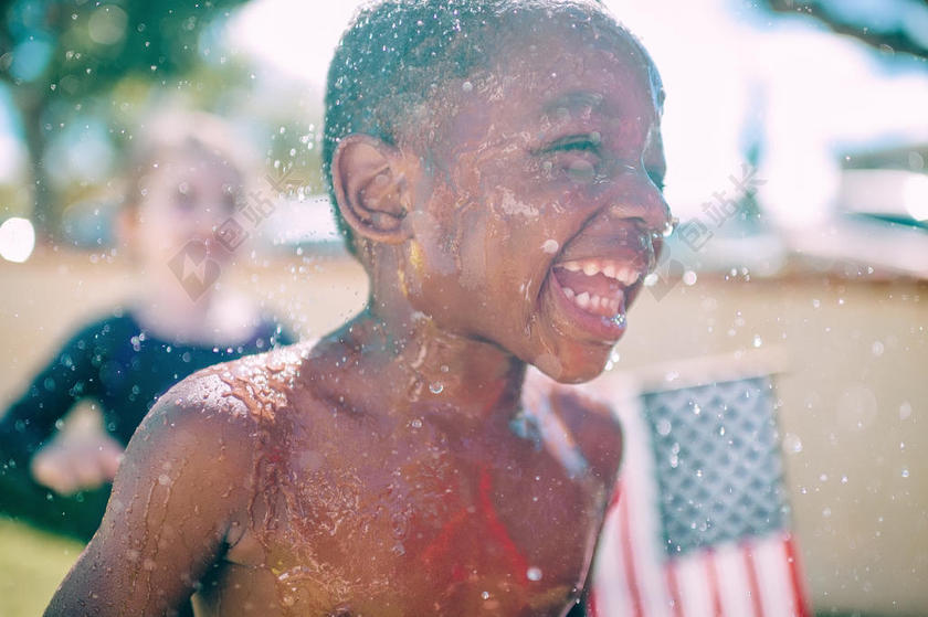 男孩特写享受幸福开心微笑孩子淋浴背景图片