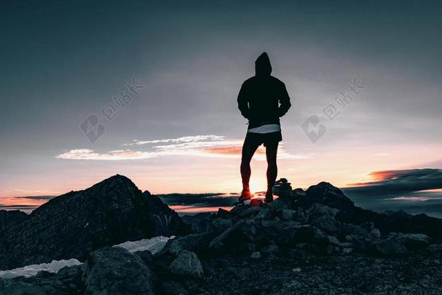 旅游自然户外看黄昏的男子背景图片