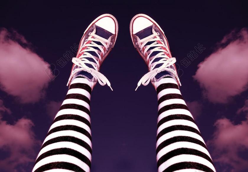 摄影唯美伸脚拍摄天空背景图片