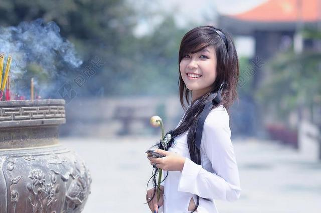 人肖像寺庙里美丽的女孩背景图片
