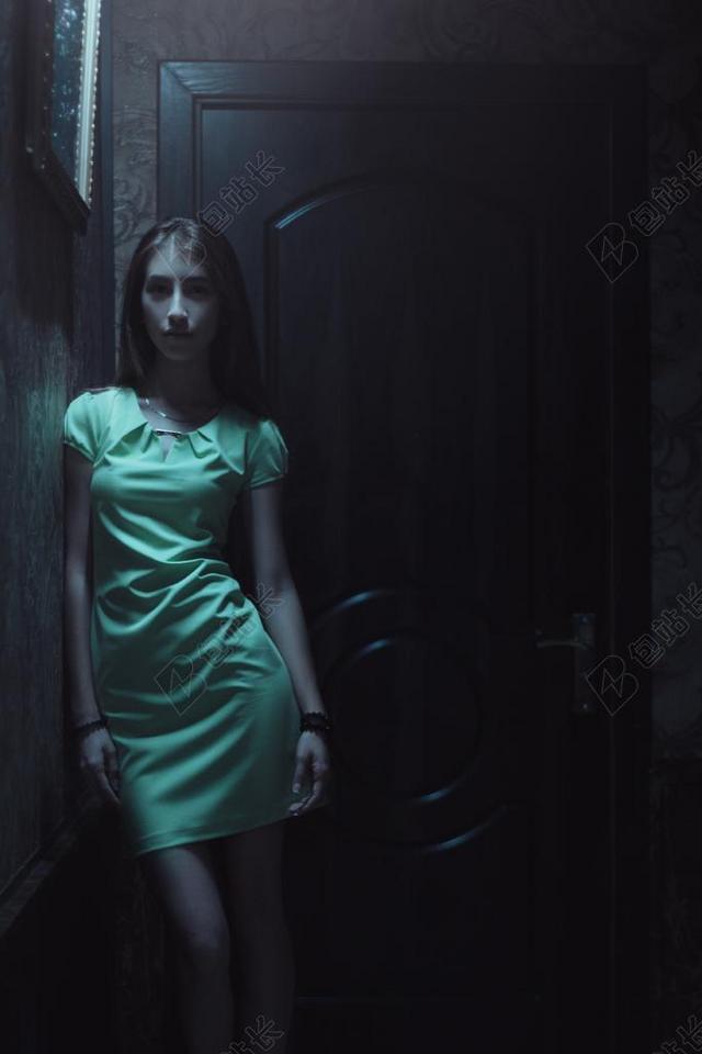 纵向 女孩 沮丧 一个女孩的肖像 拍照 美容 人 眼睛 嘴唇
