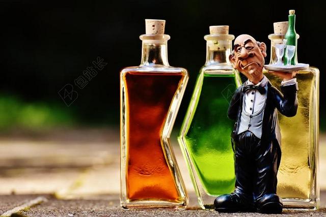 摄影简约透明鸡尾酒和公仔背景图片