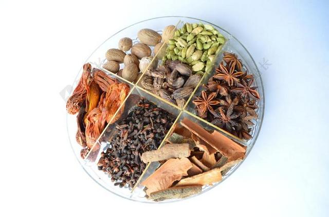 食物碗中的传统香料背景图片