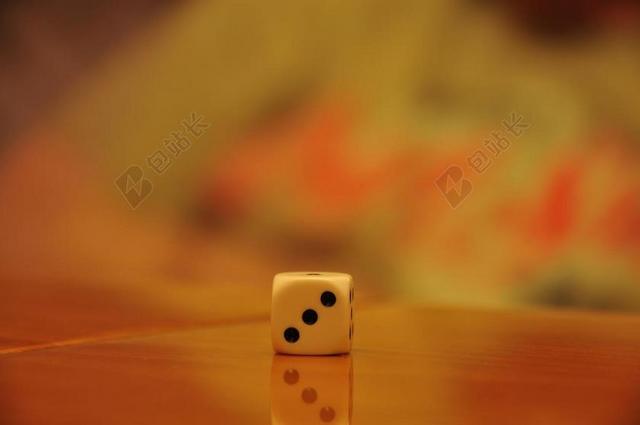 物品特写桌子上的骰子背景图片