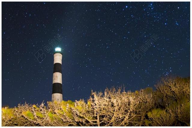 建筑景色夜晚的星空和灯塔背景图片