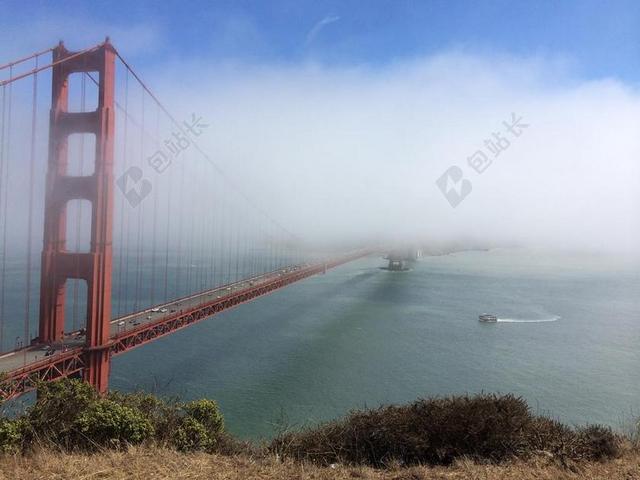 红色建筑云雾中的红色大桥背景图片