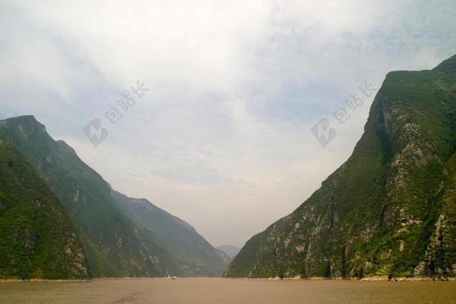 自然景观高山间的江水背景图片