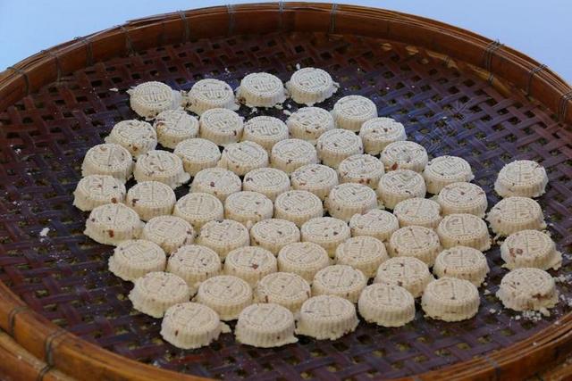 食物簸箕上的传统糕点背景图片