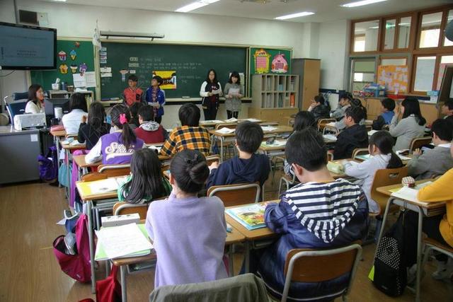 校园教室老师同学互动学习学生上课图片