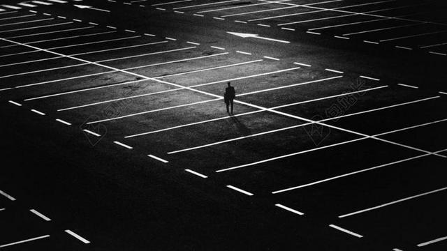 人孤独空旷停车场上的男人背景图片