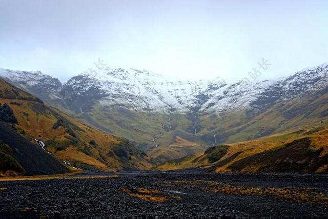 旅游自然雪山山下徒步背景图片