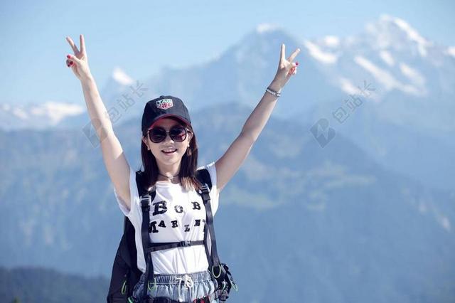 摄影唯美邓紫棋攀登高山自拍背景图片