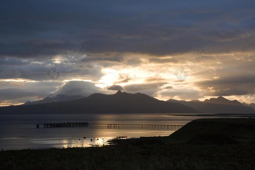 坞站 日落 丘陵 黄昏 晚上 孤立性 天空 水 岸 云