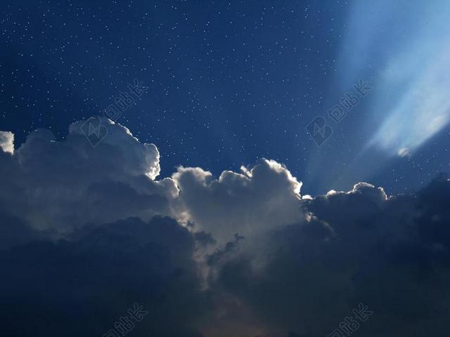 蓝色自然纹理星空和云层和阳光背景图片
