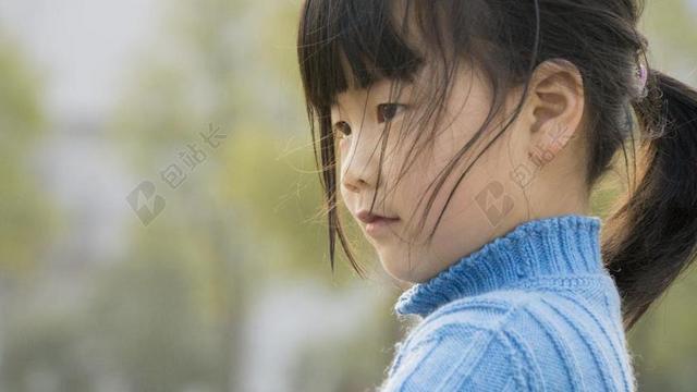 人可爱可爱的蓝衣女孩背景图片