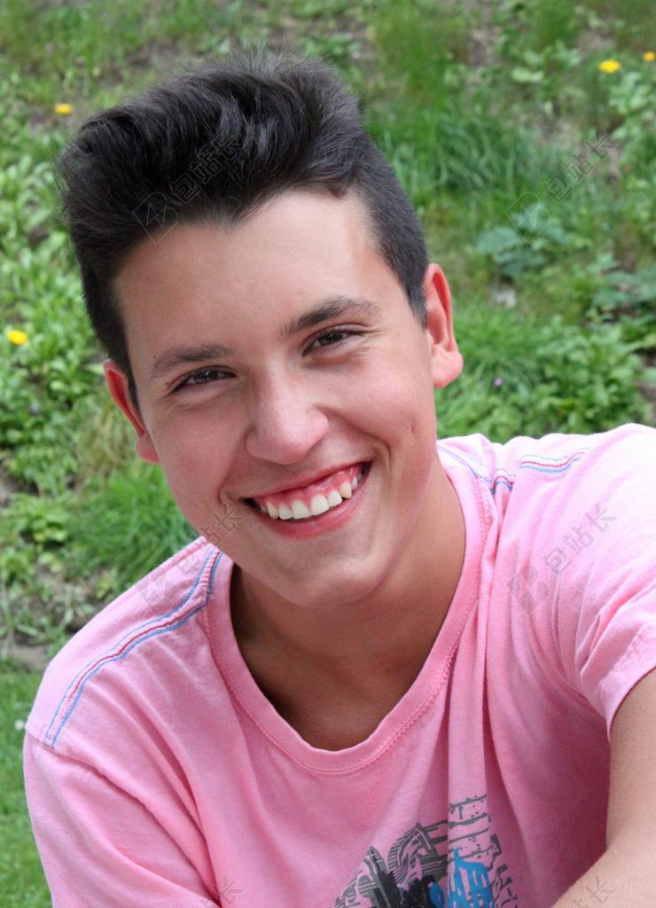 人肖像微笑的红衣青年背景图片