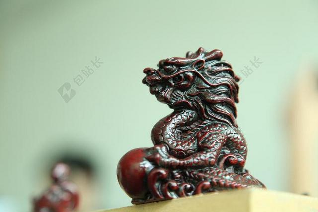 龙木雕传统工艺品中国风木头雕刻红木背景图片