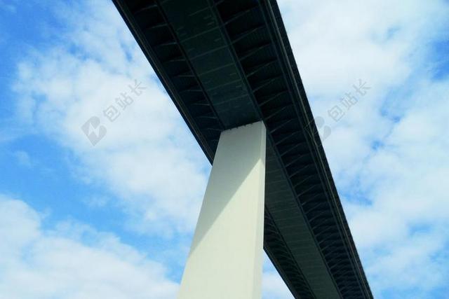 建筑现代大桥的桥墩和底部背景图片