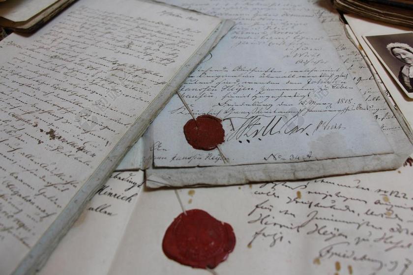 物品古老的信件和蜡印背景图片