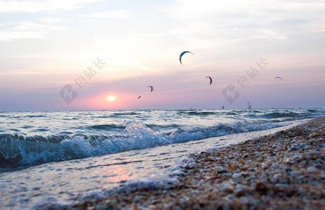 自然景色海边的潮水和夕阳背景图片