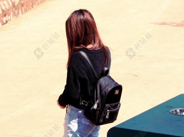 人背影背黑色包的女人背景图片