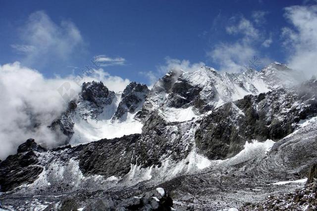 自然景观雪山和云雾背景图片