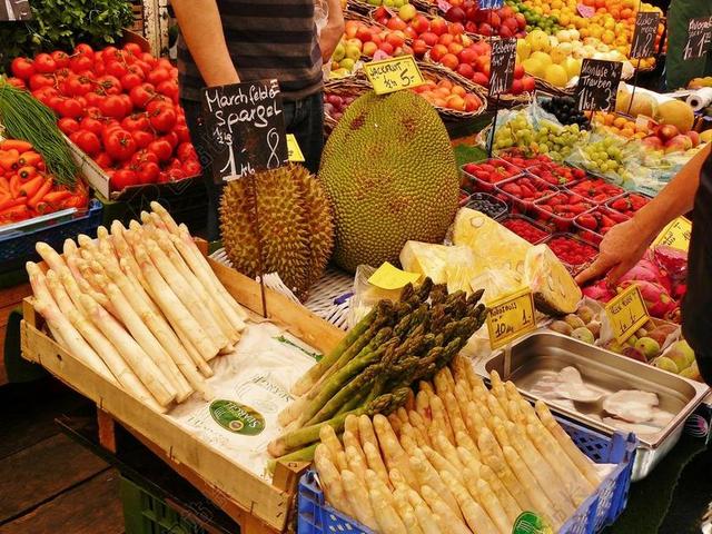 食物市场上新鲜的蔬菜和水果背景图片