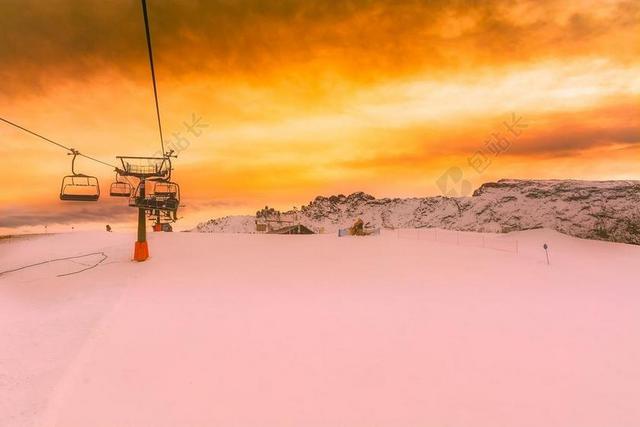 金色旅行风景大气唯美夕阳缆车滑雪度假背景图片