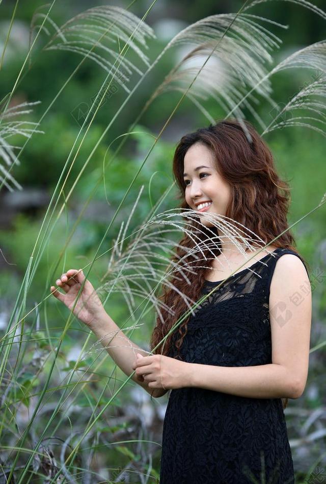 彩色人物亲和知性芦苇草边的女士摄影户外女孩背景图片