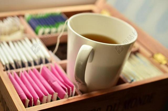 饮料食品简约小清新白色马克杯袋泡茶选择众多背景图片