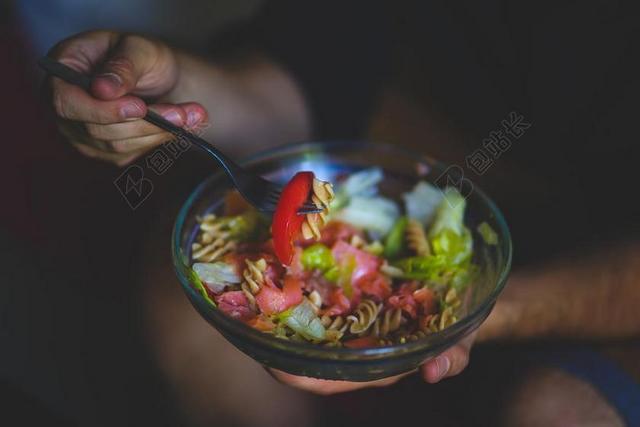 美食小清新健康玻璃沙拉碗小番茄意面沙拉